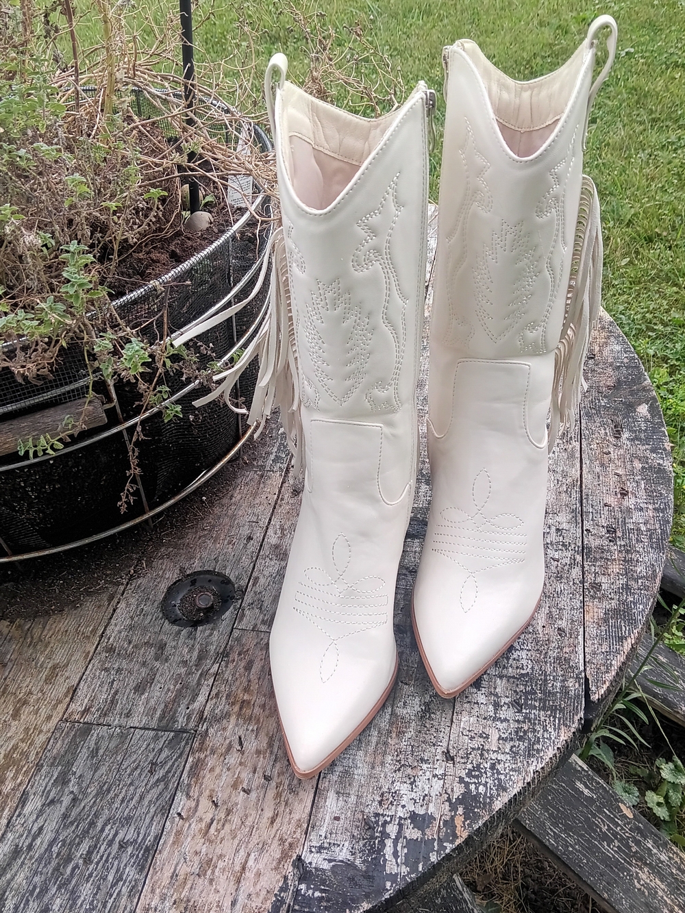 Women's Cream Fringe Western Heeled Boots - Pointed-Toe Fashion Booties